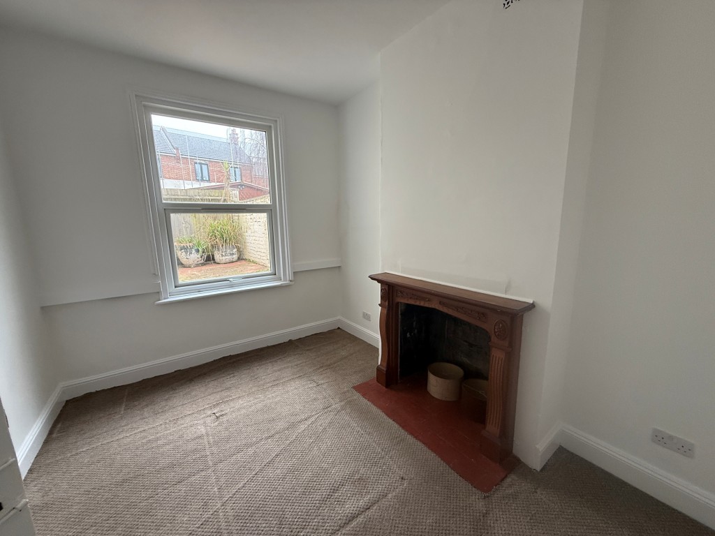 Lot: 119 - MID-TERRACE HOUSE FOR REFURBISHMENT - Dining room